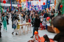 Pogled sa ulaza na početku maskenbala Pogled sa ulaza na početku maskenbala